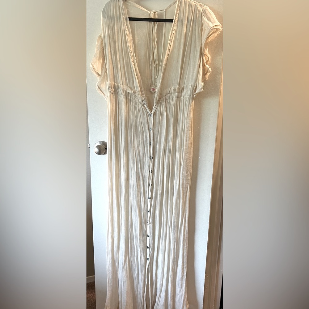 Beautiful flowy white dress!
